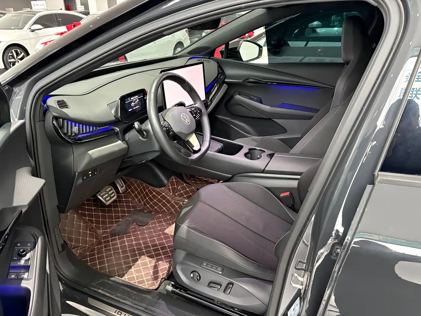 VOLKSWAGEN WITH THE CROWD 06