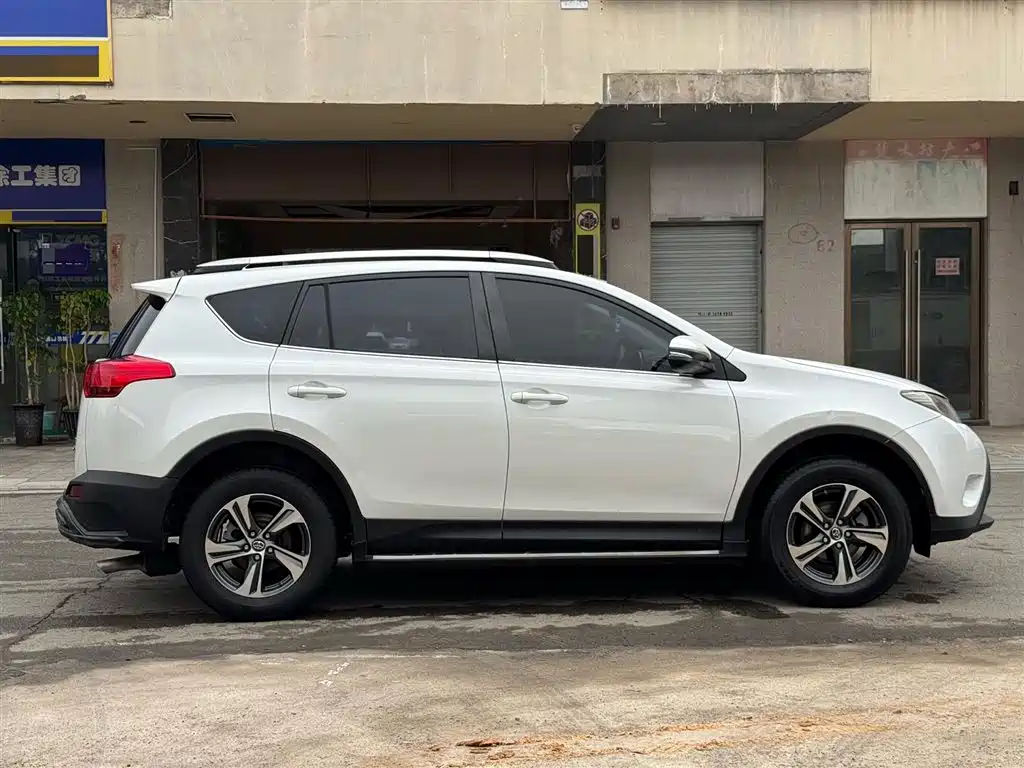 Toyota RAV4 Rongfang 2015 2.0L CVT 2WD Trend Edition фото 7