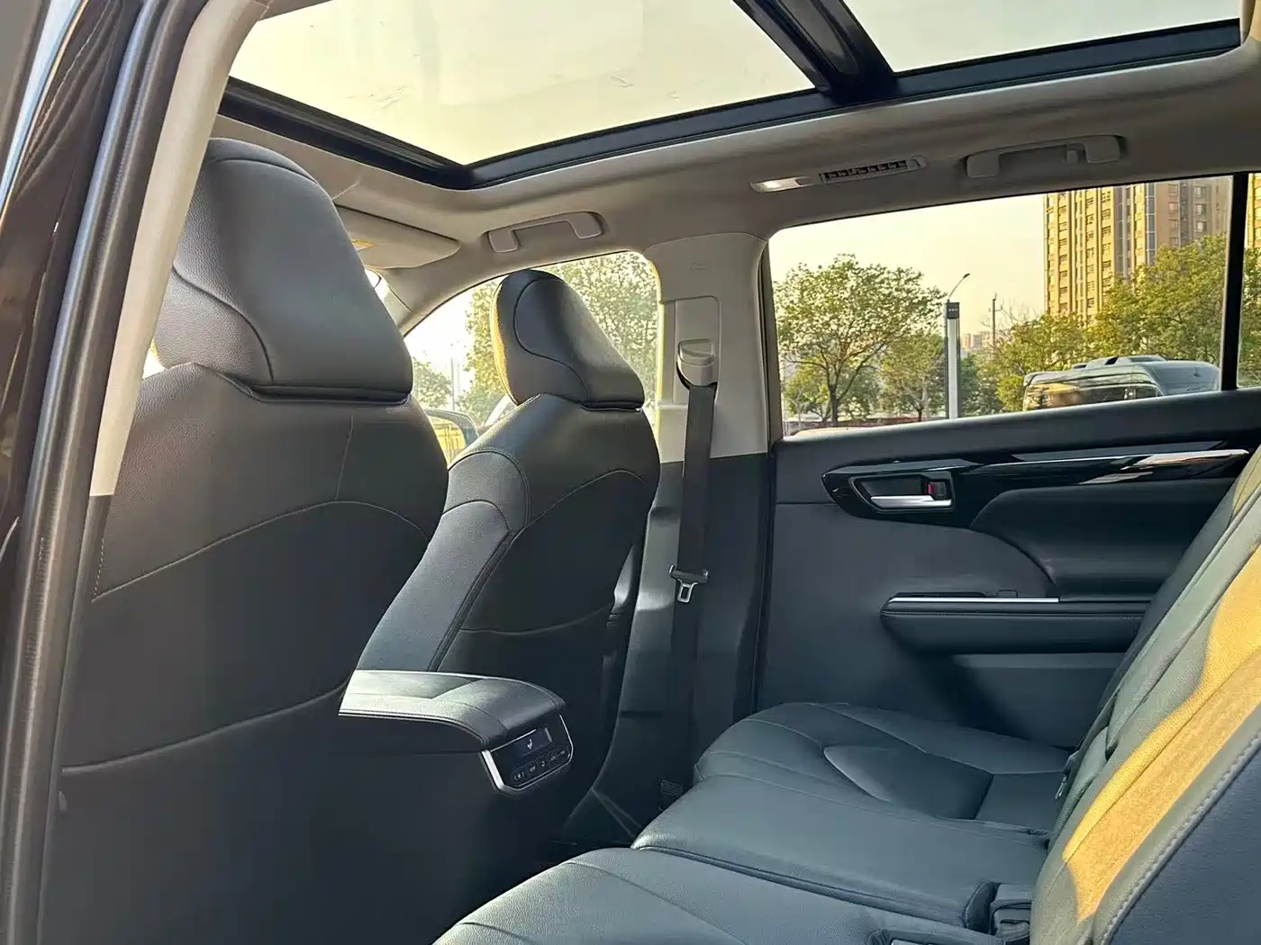 Toyota Highlander 2022 Dual Engine 2.5L 4WD Supreme Edition 7-Seater фото 12