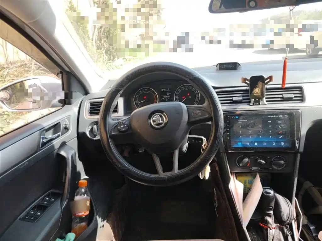 Škoda Skoda Rapid Spaceback 2014 1.6L Automatic Joy Edition фото 3