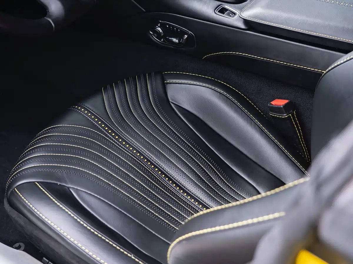 Фото 8 - Aston Martin DB11