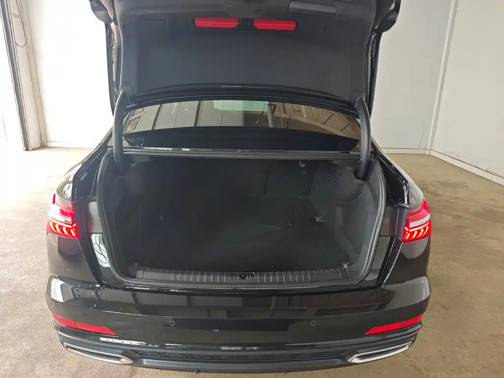 Фото 16 - Audi A6L