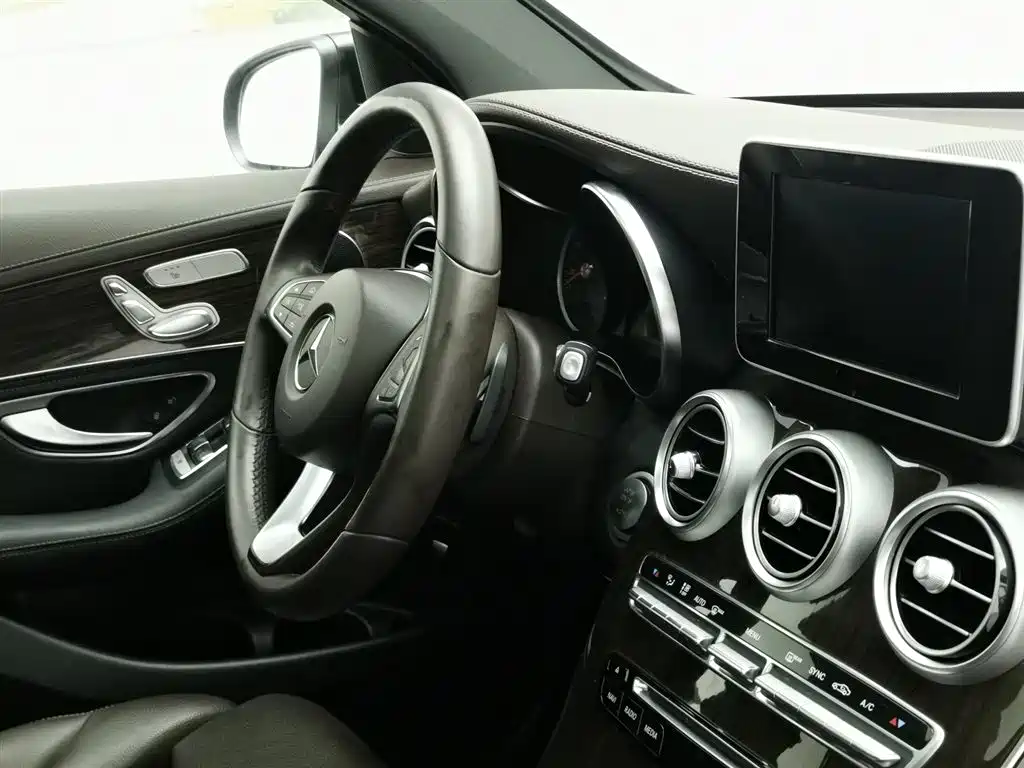 Mercedes-Benz GLC 2018 Facelift GLC 260 4MATIC Luxury фото 22