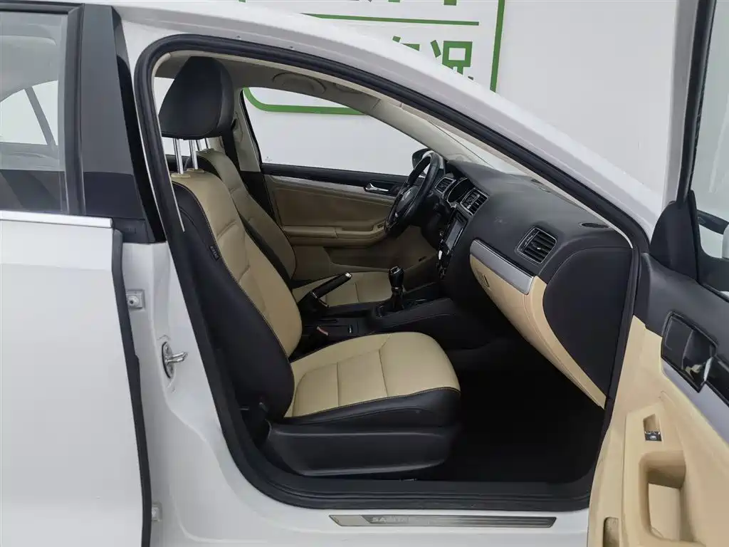 Volkswagen Sagitar 2015 1.6L Manual Comfort фото 23