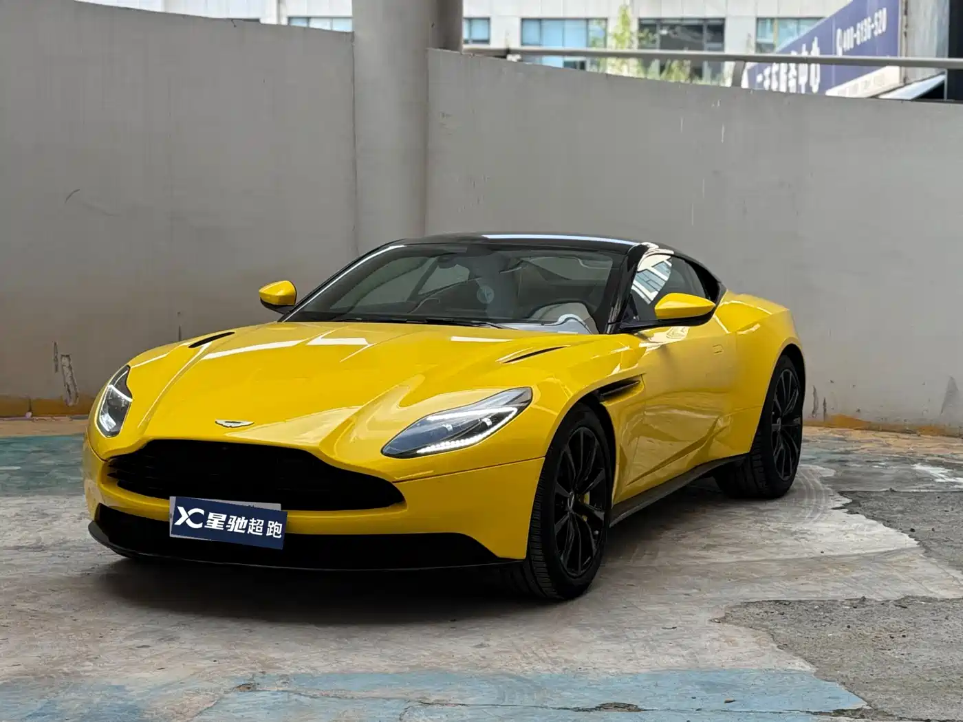 Фото 1 - Aston Martin DB11