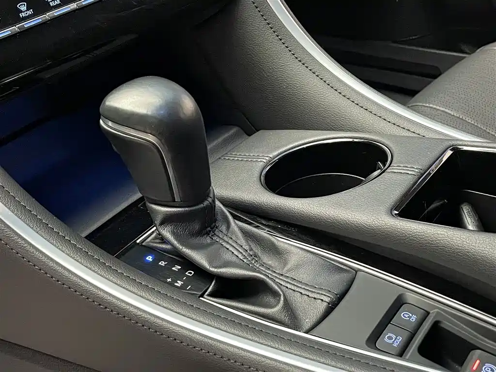 Toyota Avalon 2022 2.0L Luxury Edition фото 10