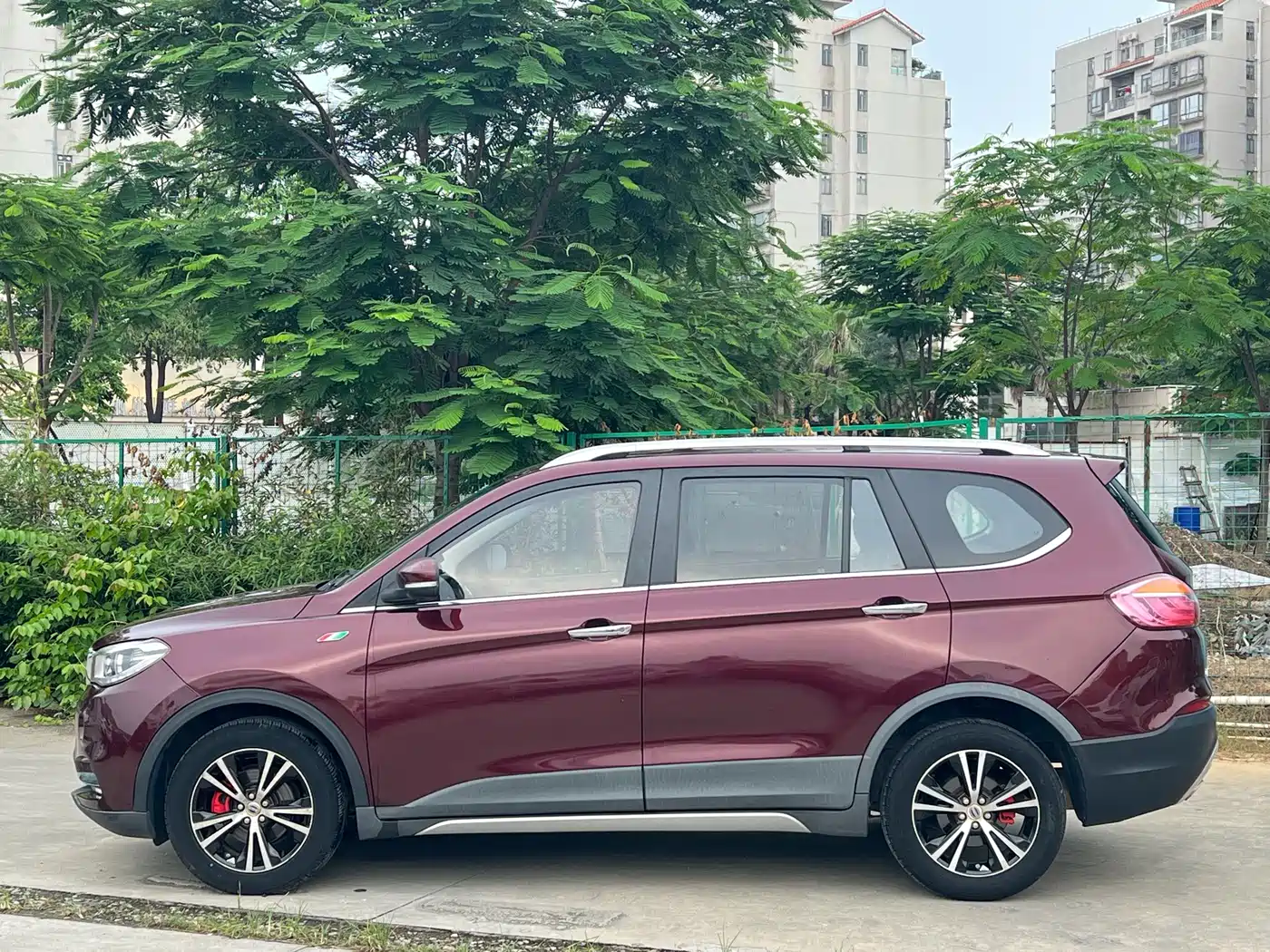 SWM Motor SWM X7 2017 2016 1.8L Manual Luxury 7-seater