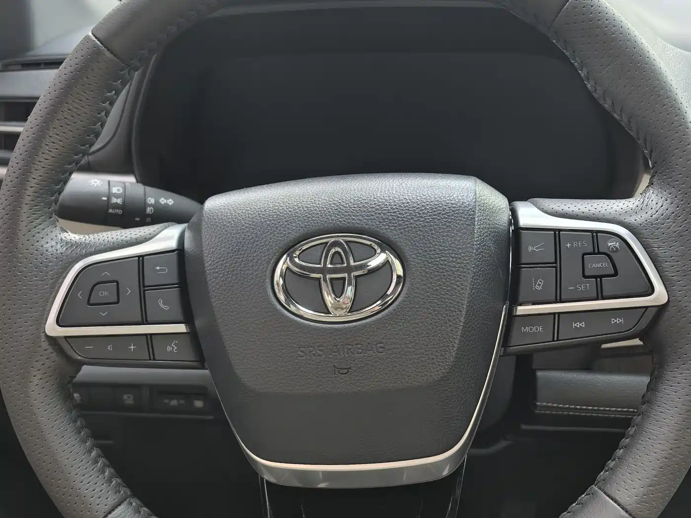 Toyota Sienna 2023 2.5L Hybrid Ultimate Edition фото 4
