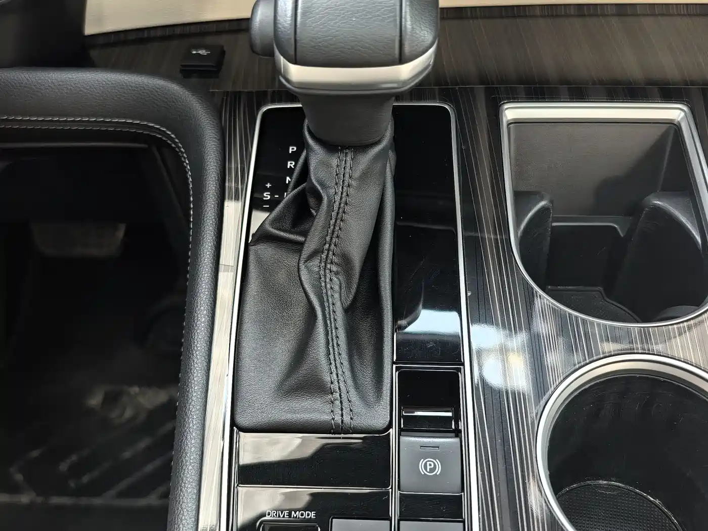 Toyota Sienna 2023 2.5L Hybrid Ultimate Edition фото 5
