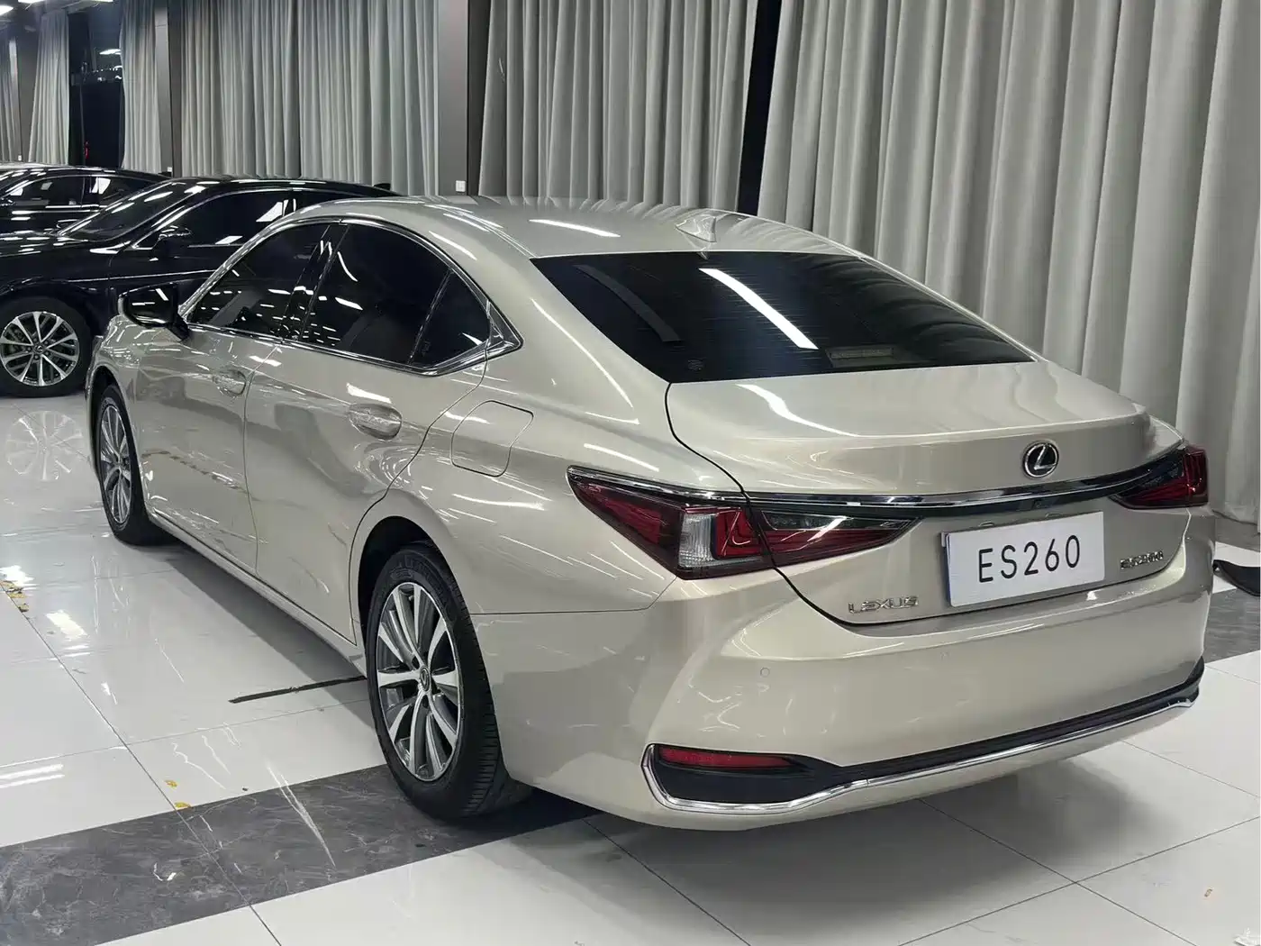 Фото 9 - Lexus ES
