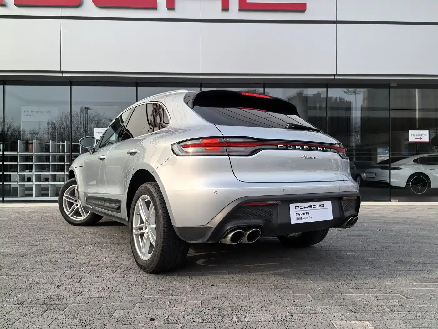 PORSCHE MACAN