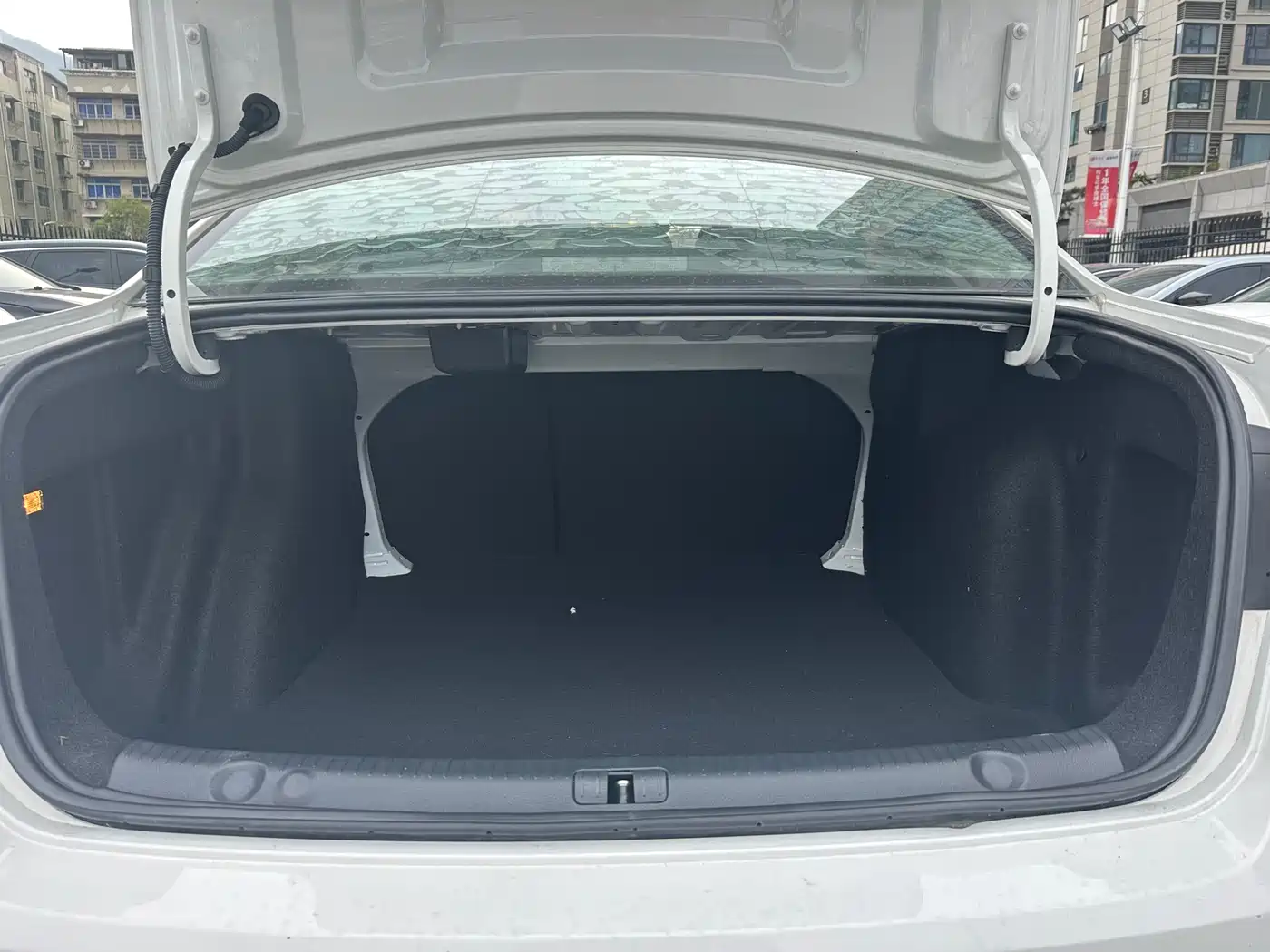 Volkswagen Lavida 2017 1.6L Automatic Comfort Edition фото 9