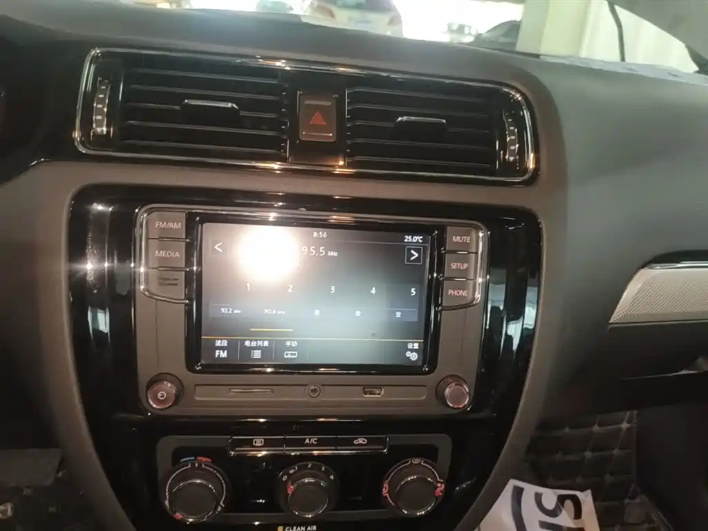 Volkswagen Sagitar 2017 230TSI Automatic Comfort фото 13