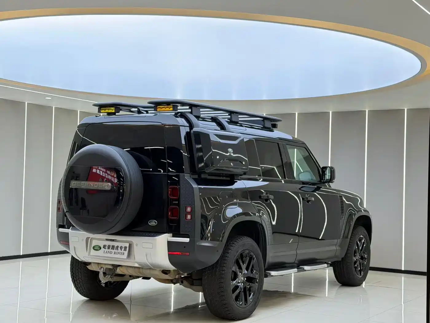 Land Rover Defender 2022 110 P400 Dark Special Edition фото 9