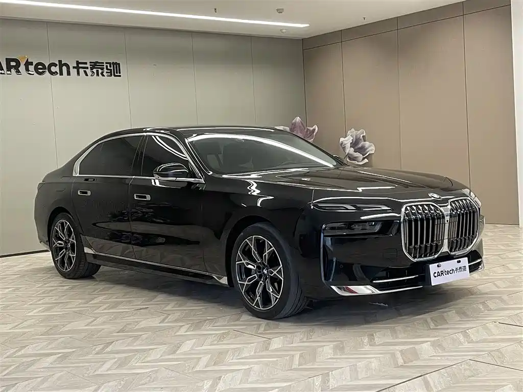 BMW 7 Series 2023 Model 735Li Luxury Package фото 2