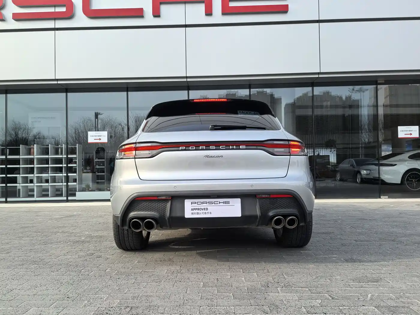 PORSCHE MACAN