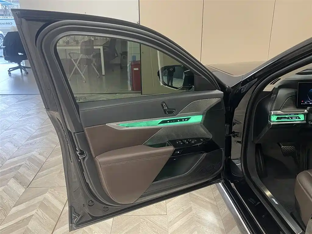 BMW 7 Series 2023 Model 735Li Luxury Package фото 15