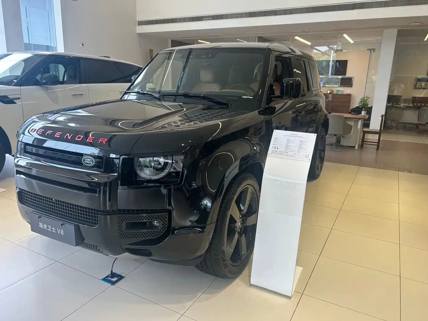 Land Rover Defender 2024 110 5.0T V8 фото 15