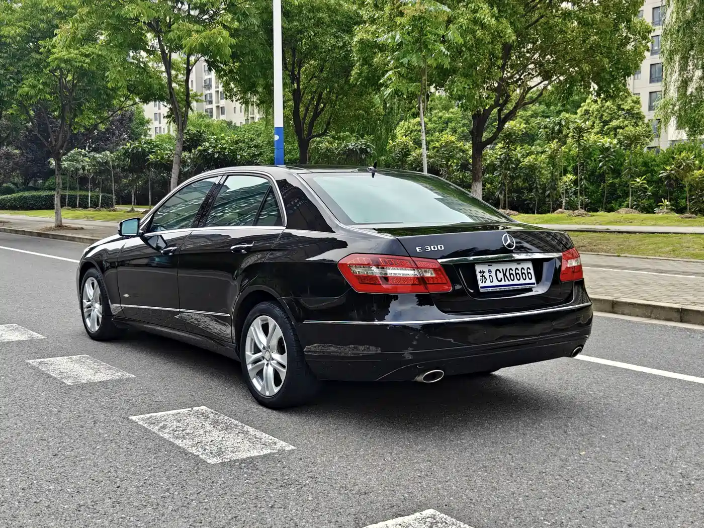 Mercedes-Benz E-Class (Import) 2010 Model E 300 Elegance Luxury Edition фото 7