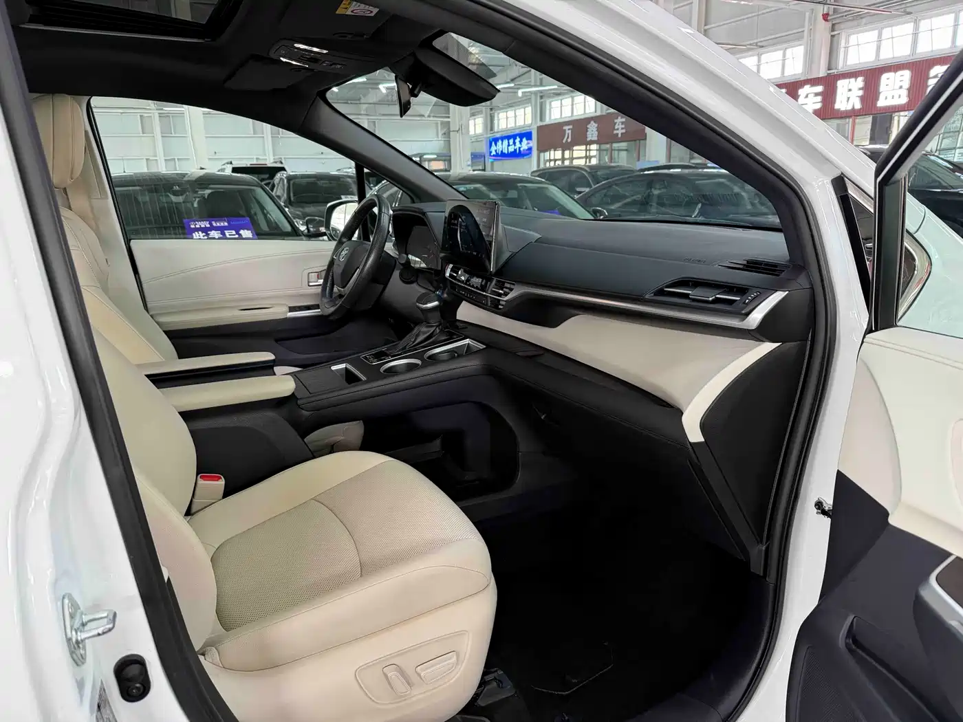 Toyota Granvia 2023 2.5L Hybrid Prestige PLUS Edition фото 19