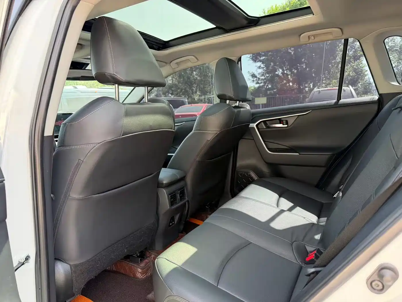Toyota RAV4 Rongfang 2023 2.0L CVT 2WD 20th Anniversary Platinum Edition фото 7