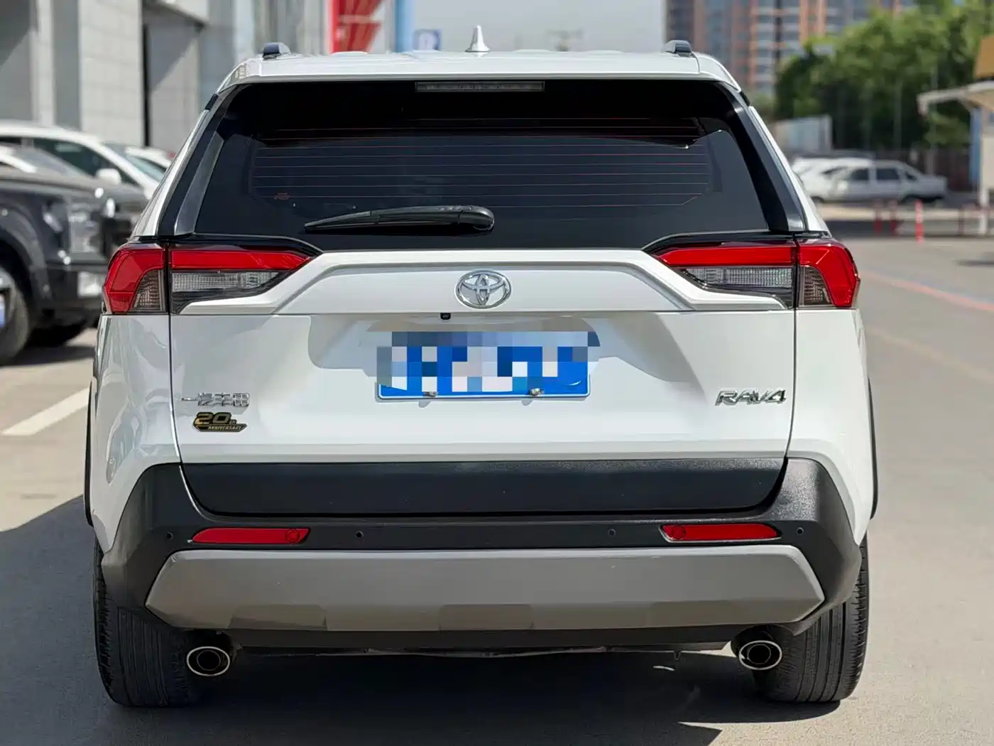 Toyota RAV4 Rongfang 2023 2.0L CVT 2WD 20th Anniversary Platinum Edition фото 3