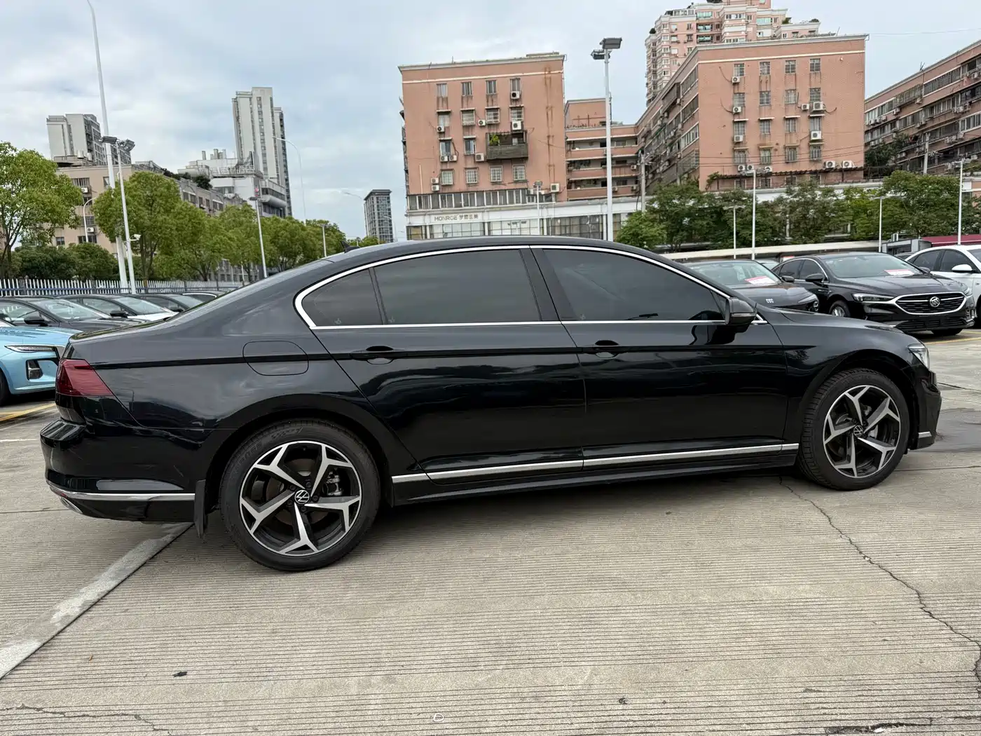 Volkswagen Magotan 2023 2 Million Units Anniversary Edition 330TSI DSG Leading Type фото 4
