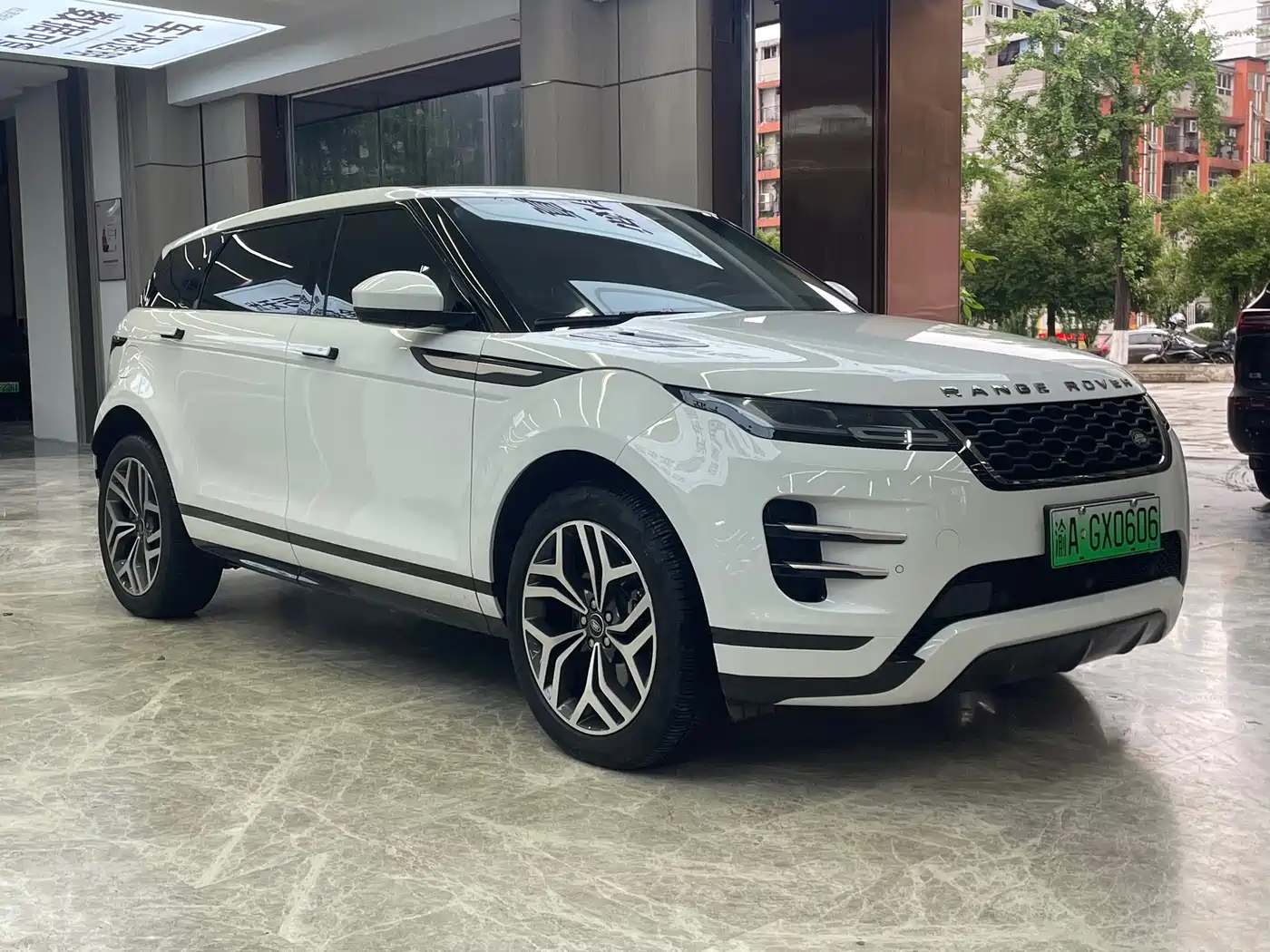 Land Rover Range Rover Evoque New Energy 2023 Range Rover Evoque L P300e Plug-in Hybrid Edition фото 3