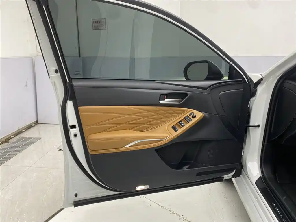 Toyota Avalon 2023 Hybrid 2.5L XLE Premium Edition фото 16