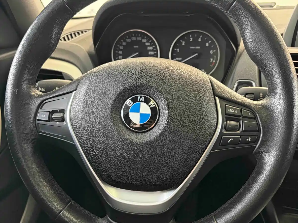 BMW 1 Series (Import) 2015 120i Leading фото 18