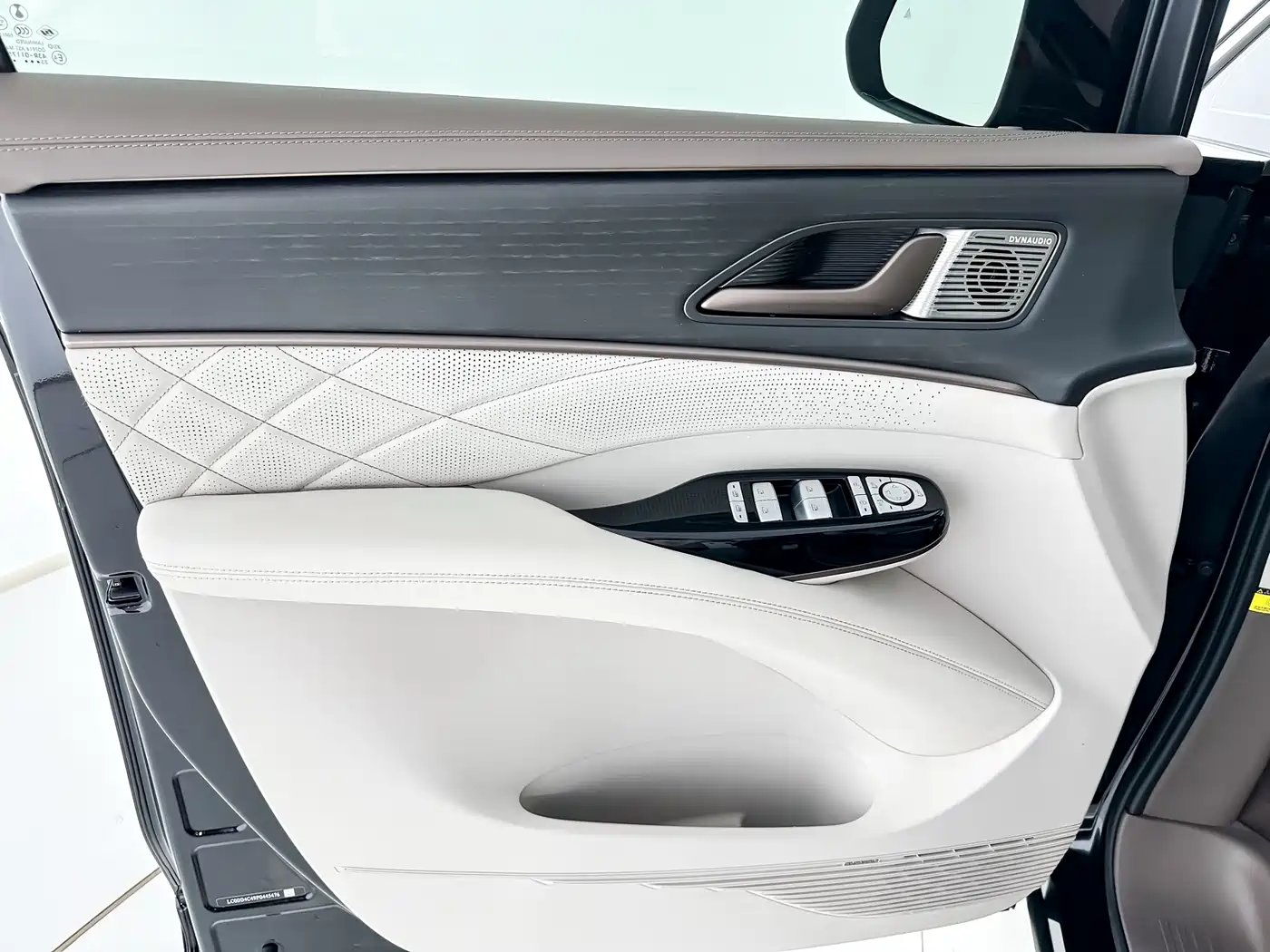 Denza D9 2022 DM-i 970 All-Wheel Drive Honor Edition фото 9
