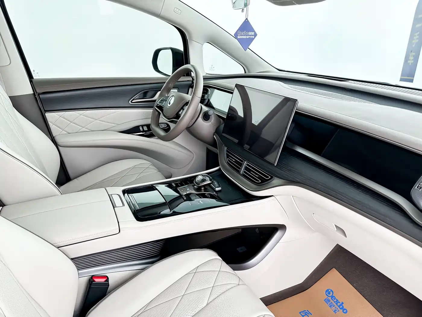 Denza D9 2022 DM-i 970 All-Wheel Drive Honor Edition фото 16