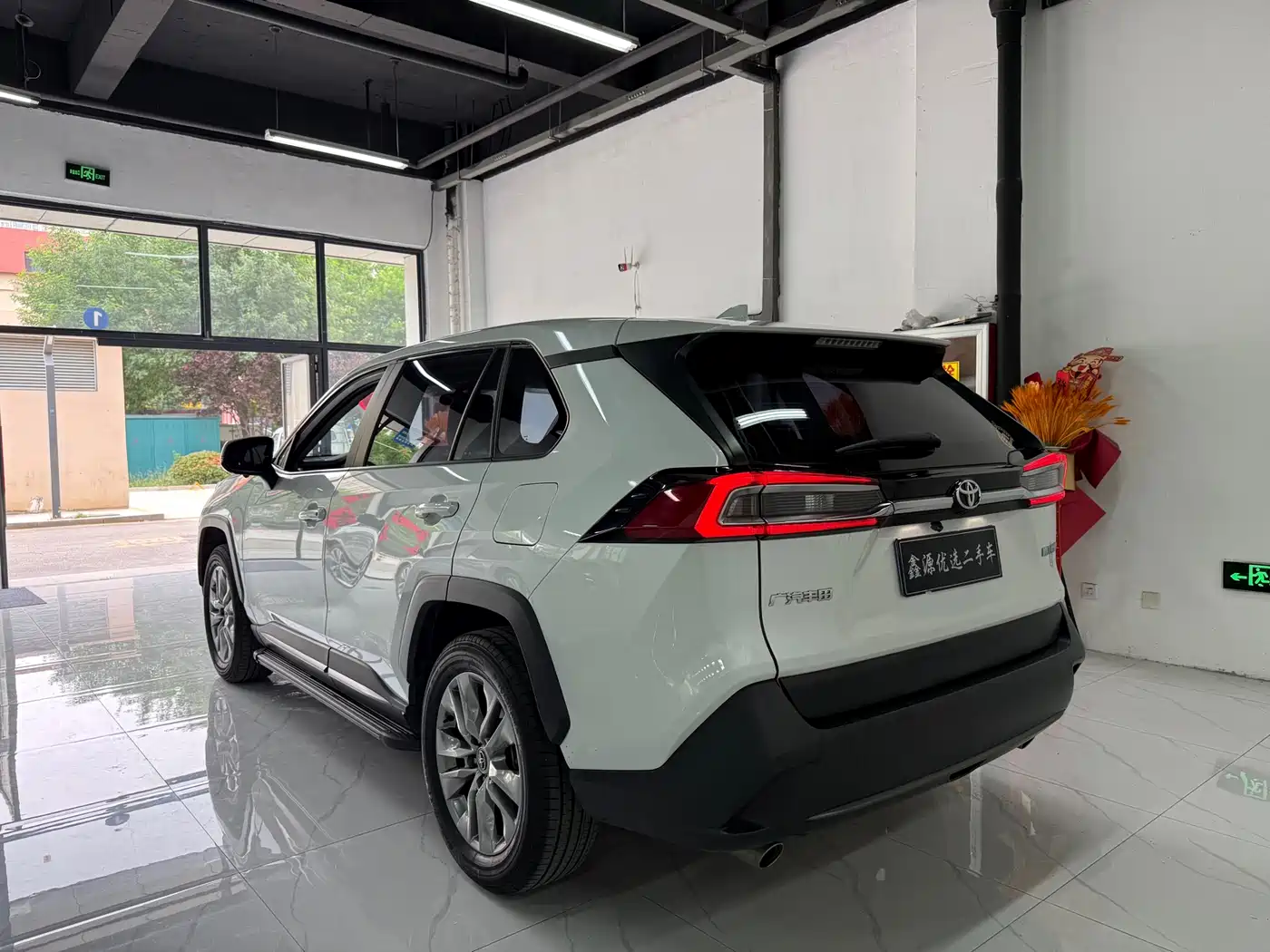 Toyota Wildlander 2023 2.0L CVT FWD LE фото 7