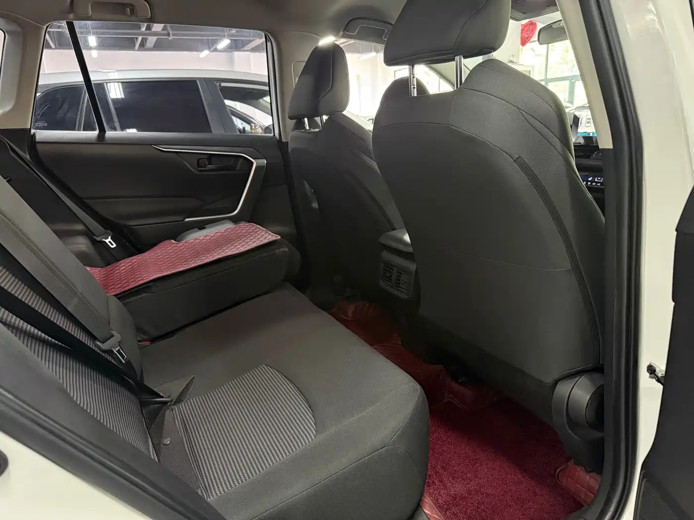 Toyota Wildlander 2023 2.0L CVT FWD LE фото 16