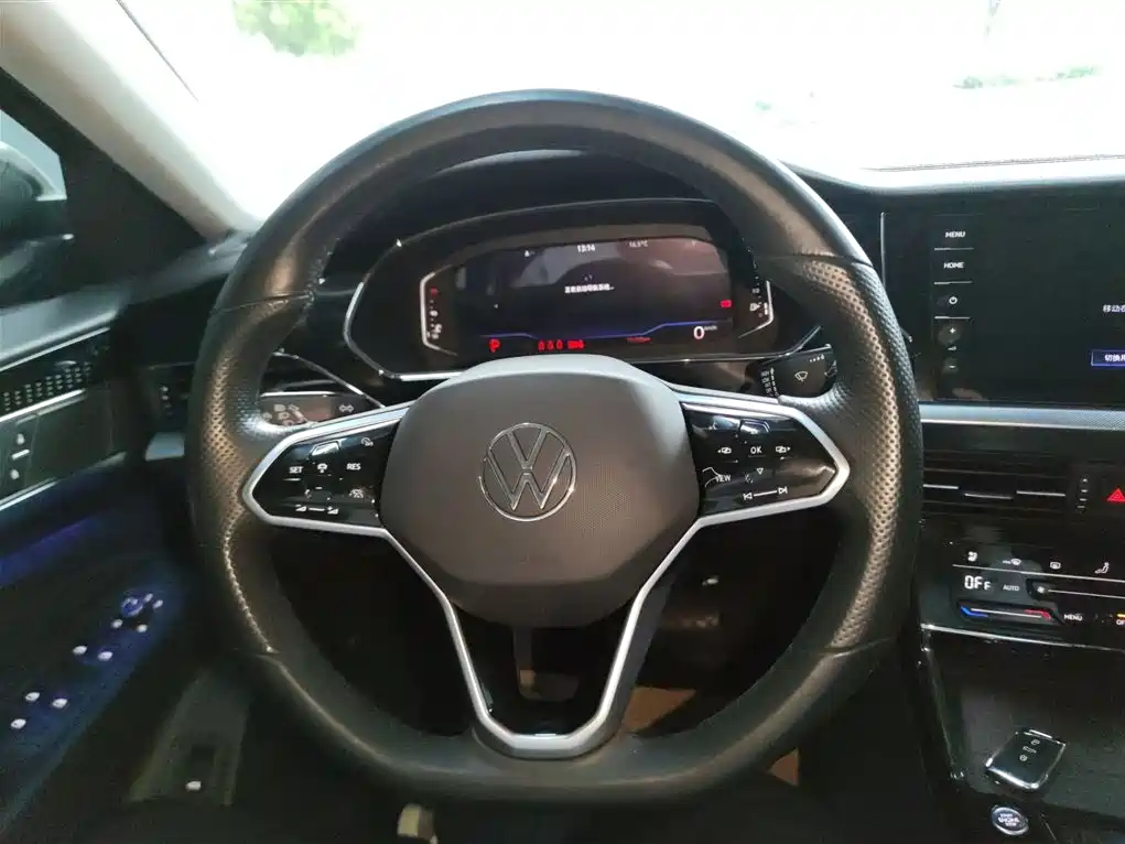 Volkswagen Passat 2022 330TSI Luxury Edition фото 11