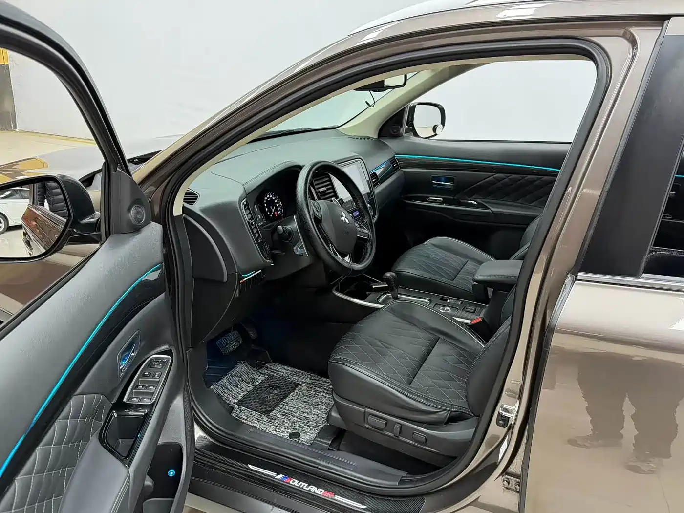 Mitsubishi Outlander 2021 2.4L 4WD Premium Edition 5-seater фото 4