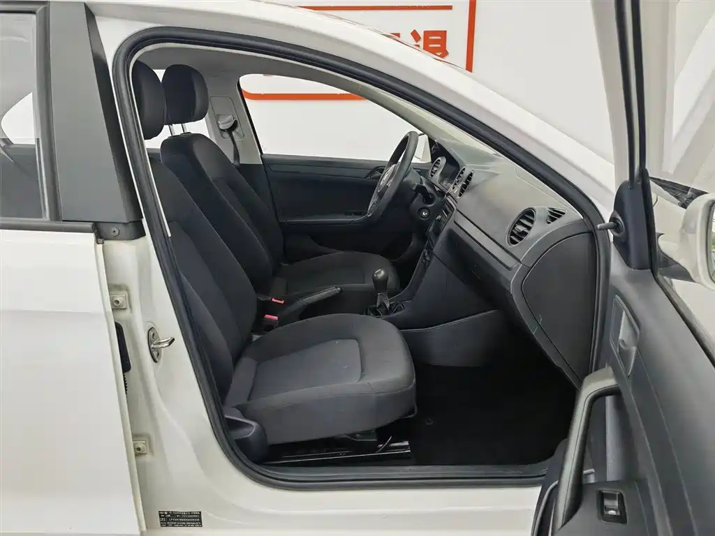 Volkswagen Jetta 2015 1.6L Manual Trend фото 23