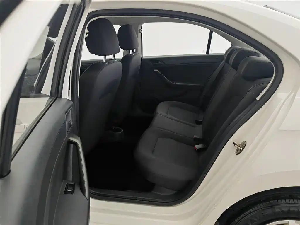 Volkswagen Jetta 2015 1.6L Manual Trend фото 15