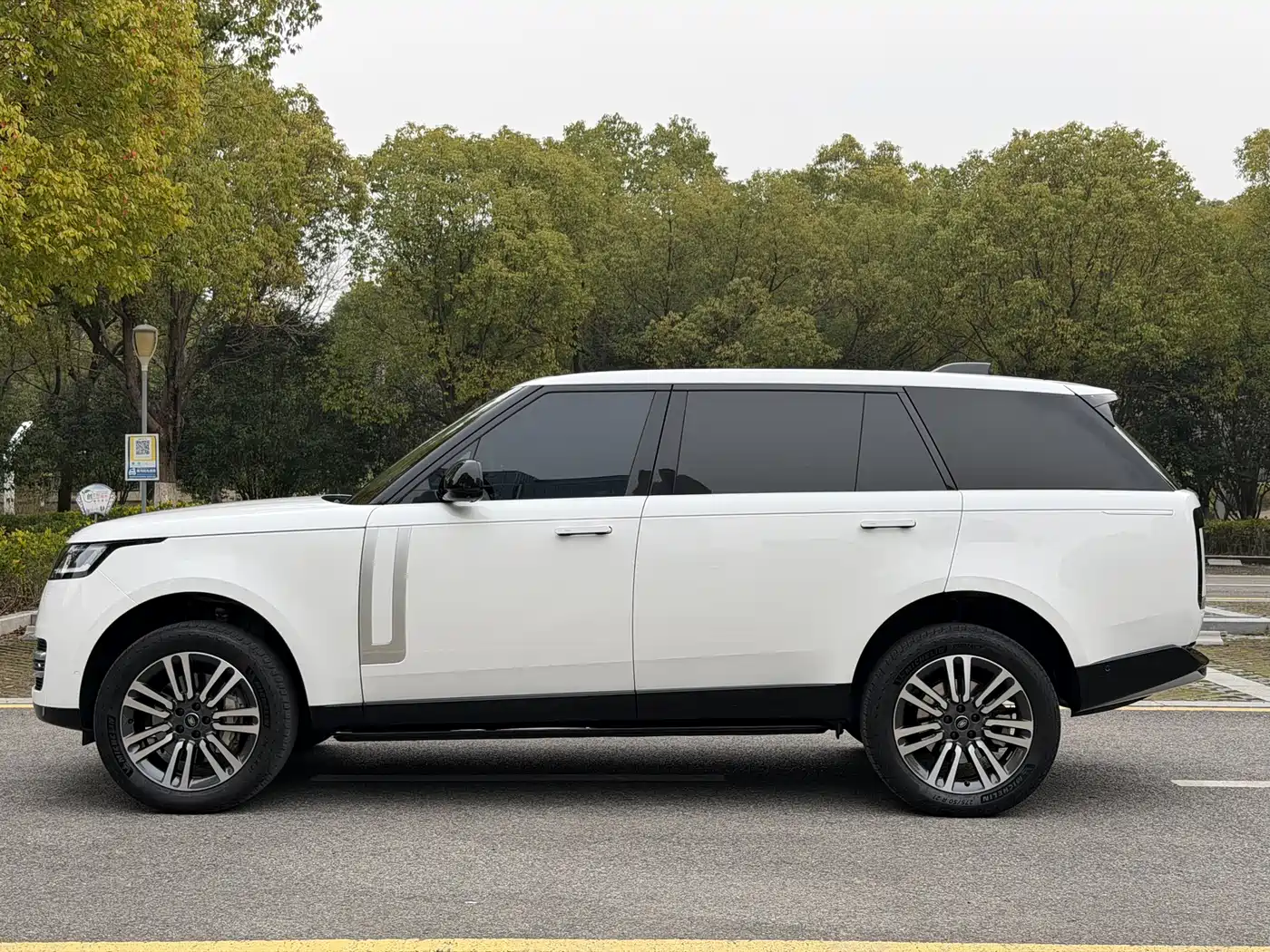 Land Rover Range Rover 2023 3.0 L6 400PS Genesis Extended Version фото 27
