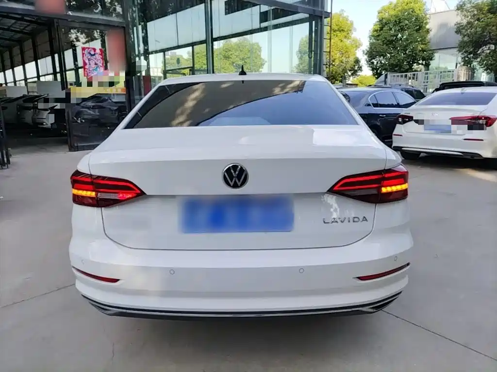 Volkswagen Lavida 2022 1.5L Auto Comfort Edition фото 6