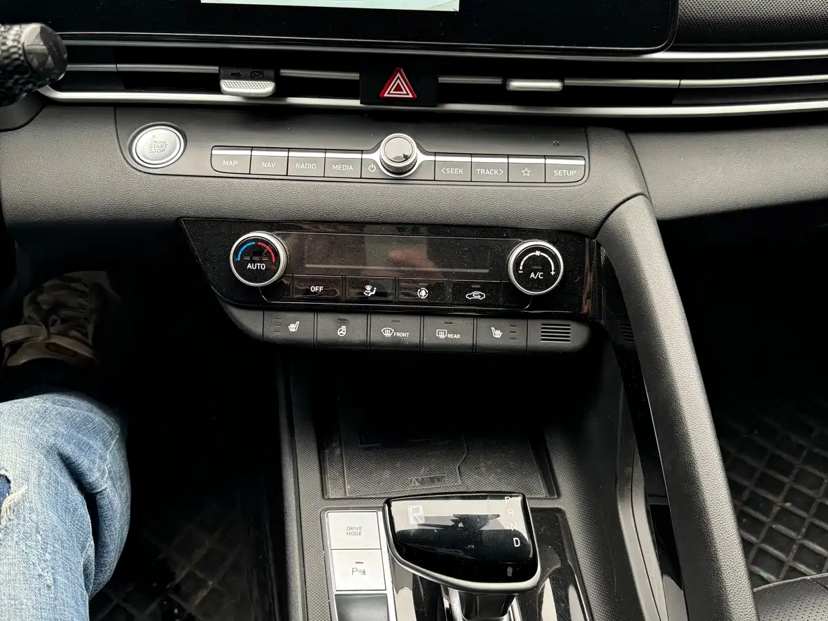 Hyundai Elantra 2023 Model 1.5L CVT LUX Premium Edition фото 8