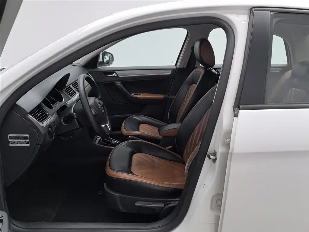 Volkswagen Bora 2014 1.6L Automatic Fashion Edition фото 10