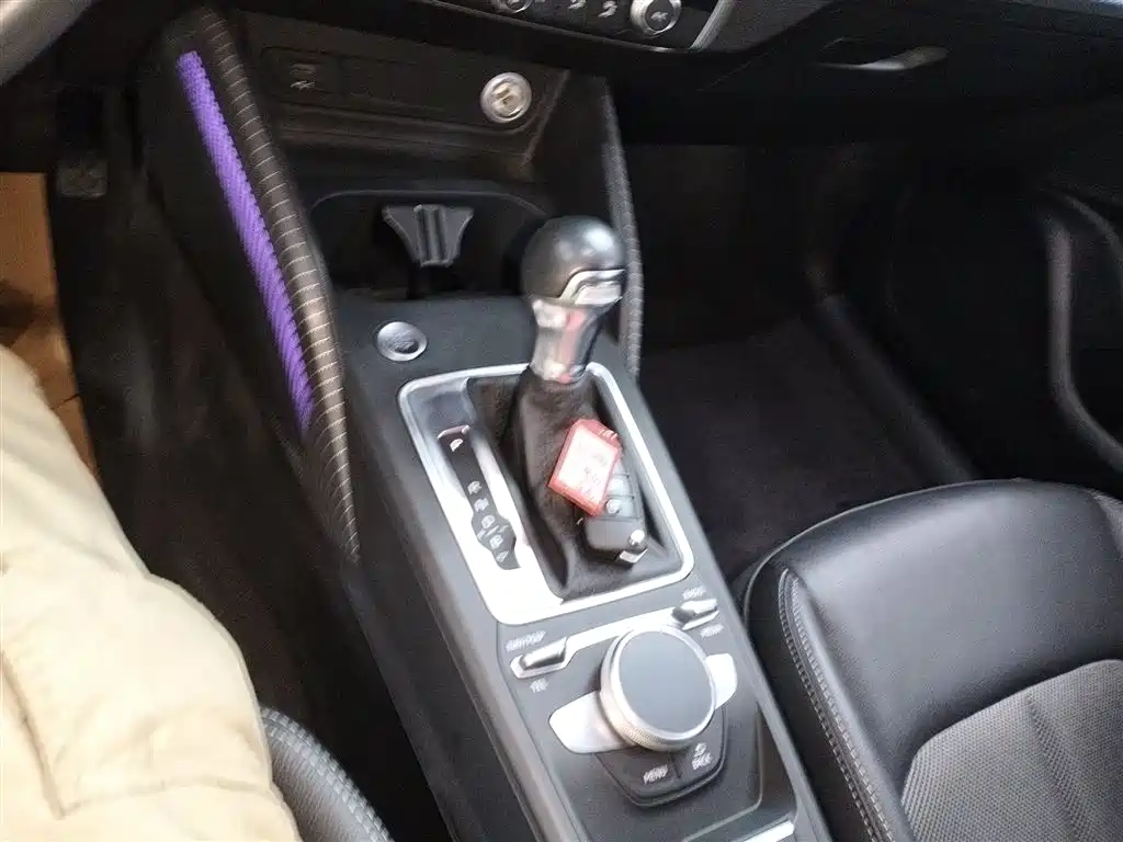 AUDI Q2L E-TRON