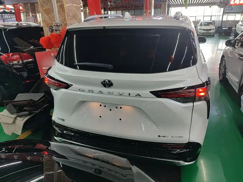 Фото 6 - Toyota Granvia