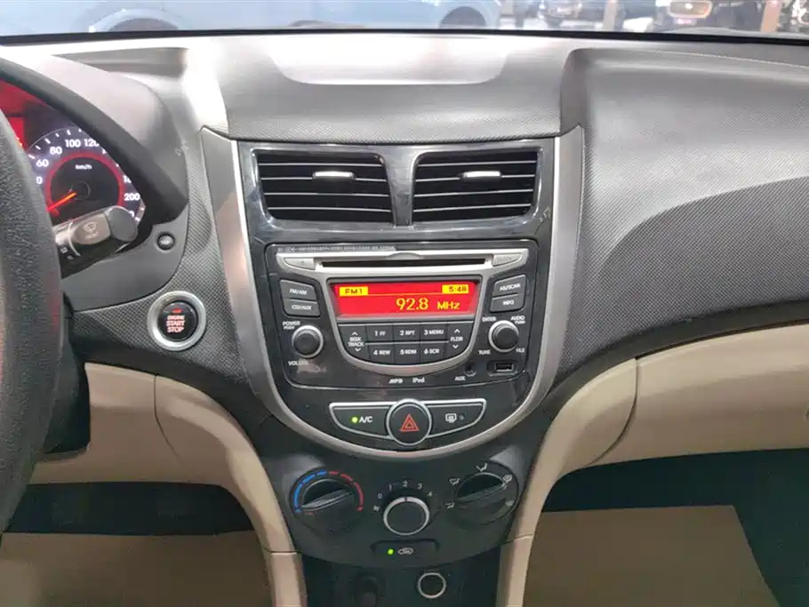 Hyundai Verna 2014 1.4L Manual Top TOP фото 13