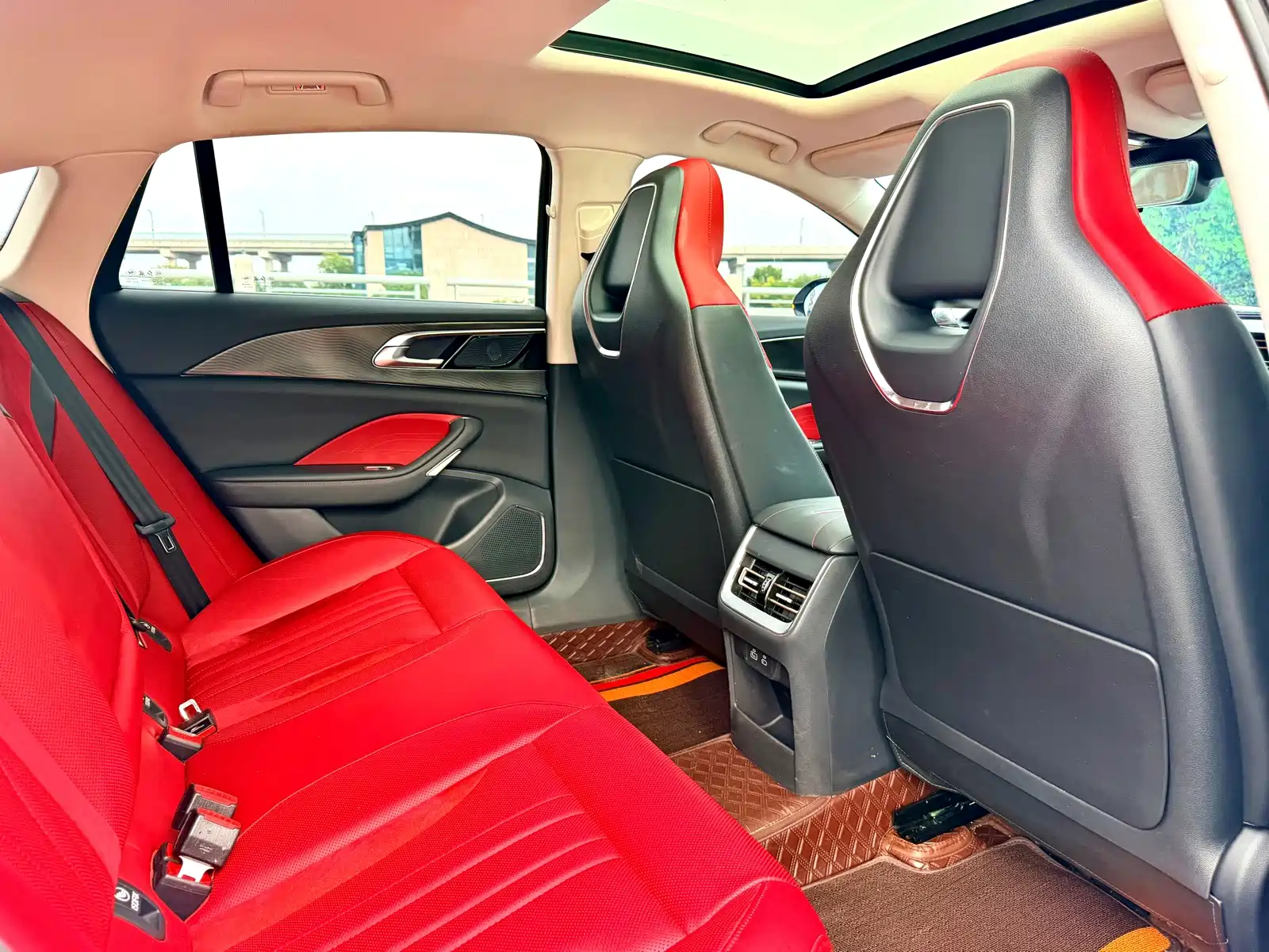 Фото 14 - Hongqi H6