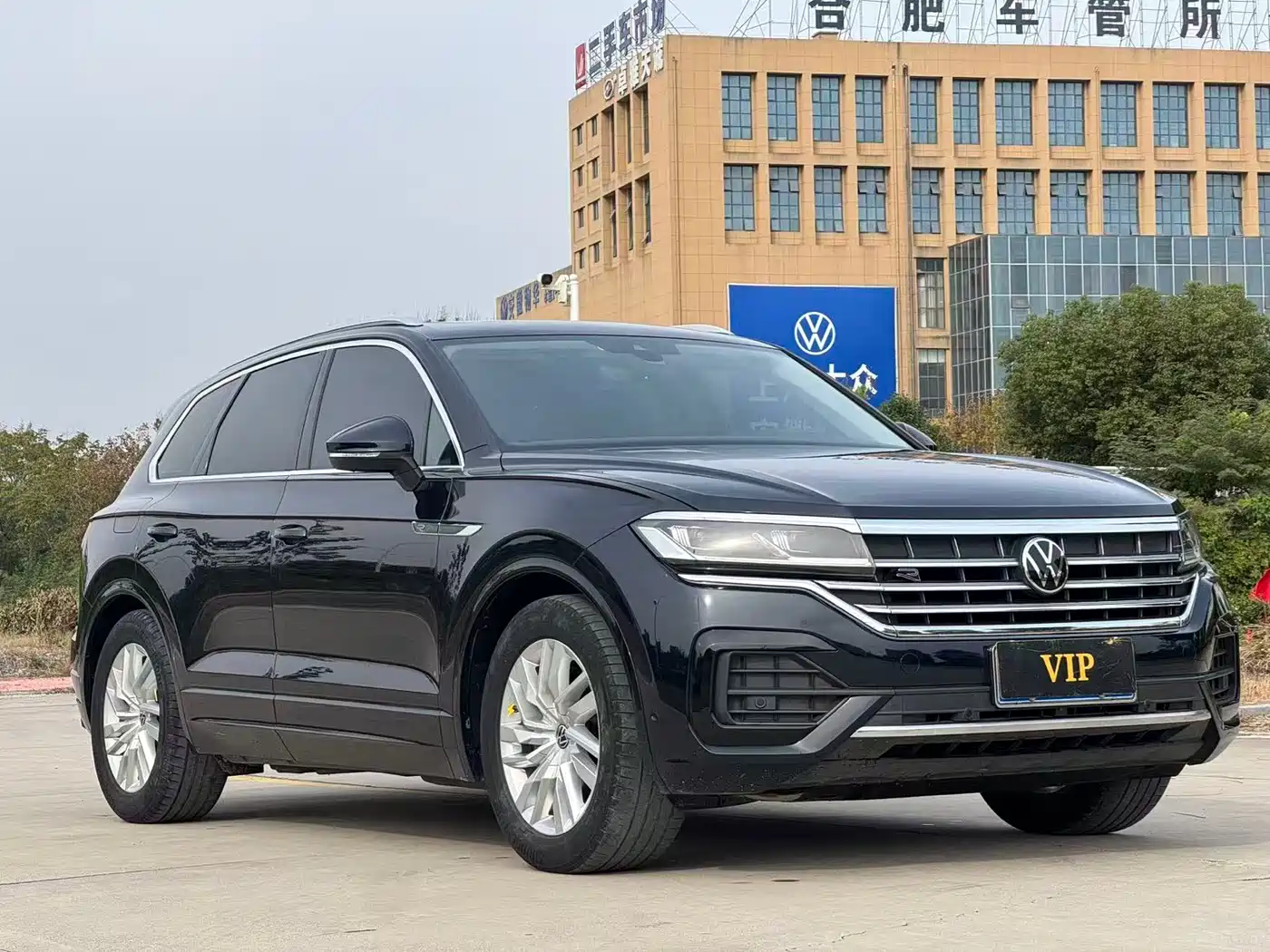 VOLKSWAGEN TOUAREG