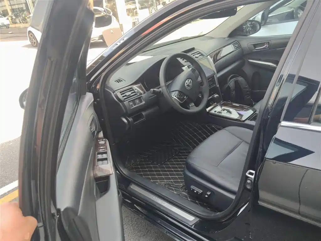 Toyota Camry 2015 2.0G Leading Edition фото 16