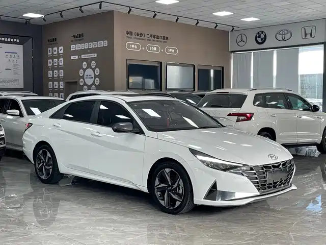 Hyundai Elantra 2022 1.5L CVT LUX Premium Edition — фото 3