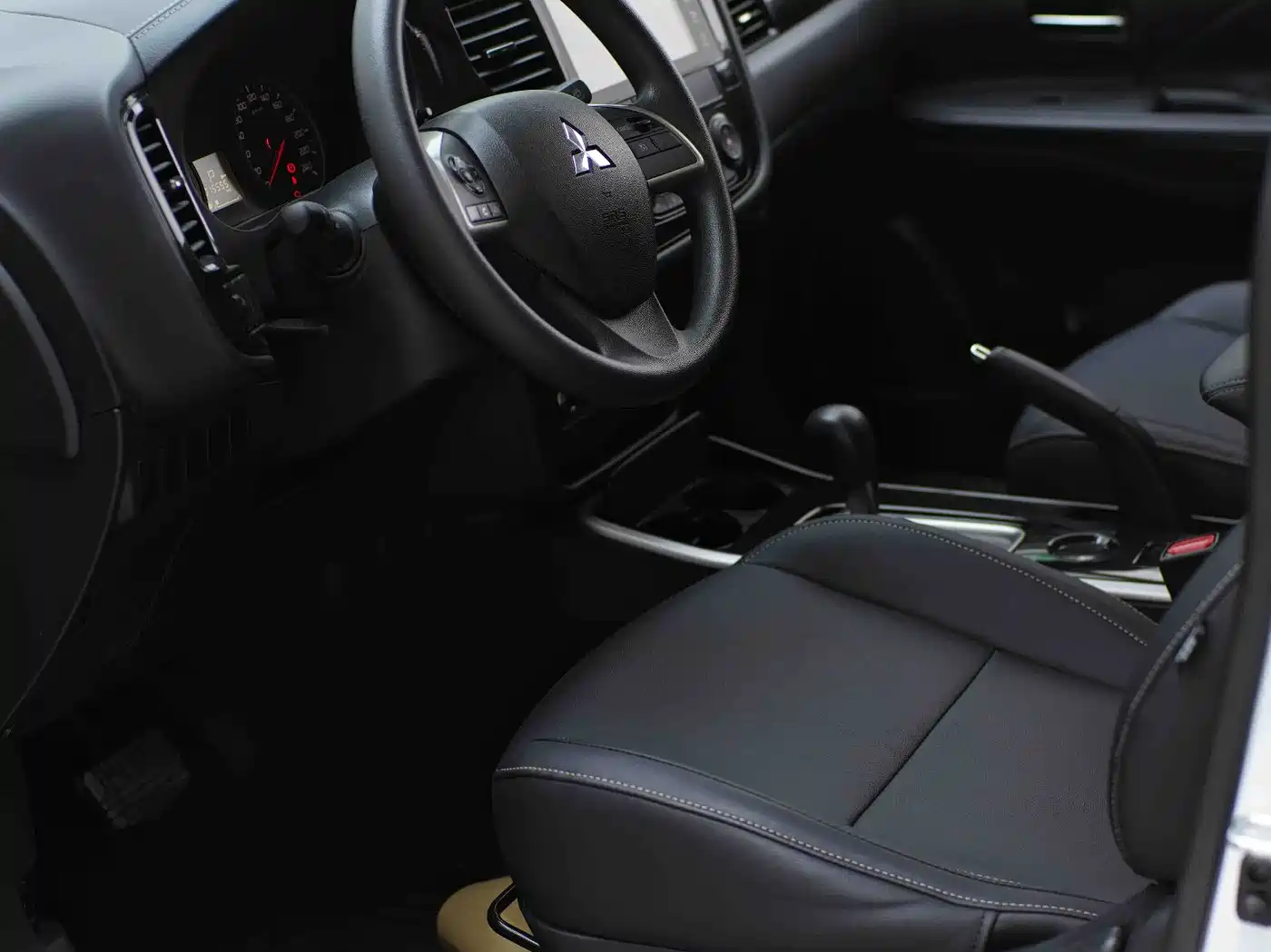 Mitsubishi Outlander 2021 Facelift 2.0L 2WD Comfort Edition 5-Seater фото 20